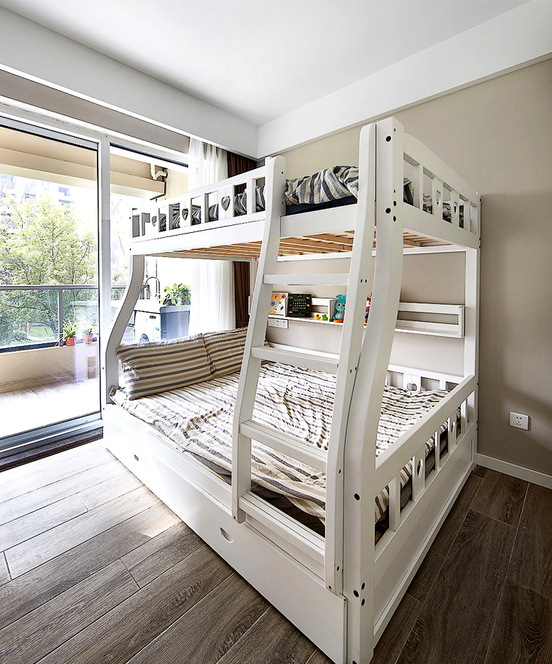 儿童床上下两层的设计增加空间的可利用性，床体的白色配合可爱的造型，一定会让小孩纸喜欢上这里的空间。