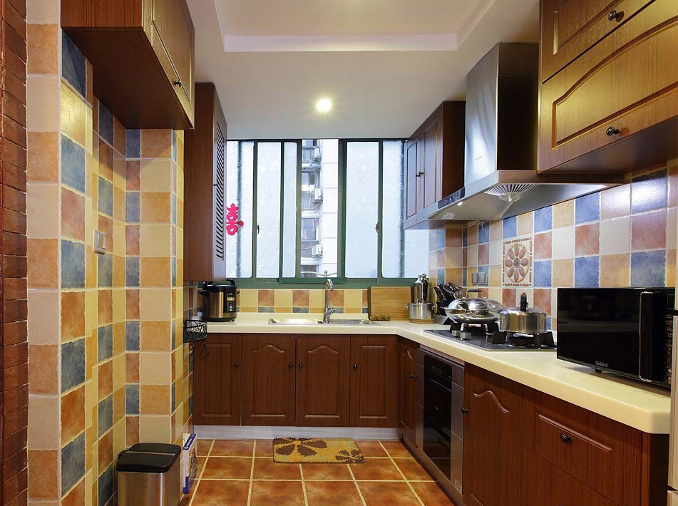 马赛克瓷砖与棕色厨柜，即美观又不显脏。