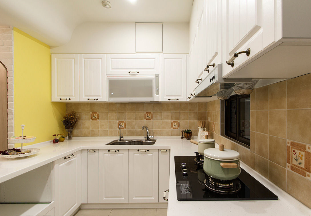 厨房是典型的美式风格白色厨柜设计，简单干净。
