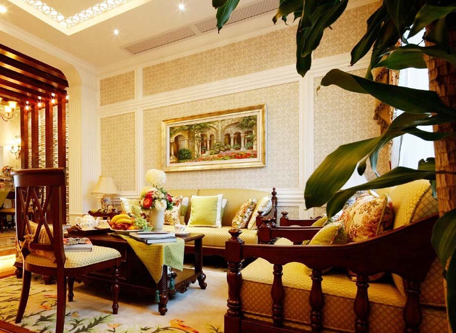 客厅的沙发区，繁复花纹的背景墙奢华大气，搭配油画，典型的欧式风格。