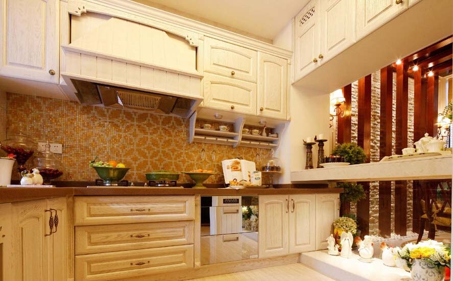 开放式厨房，用吧台隔断餐厅。白色的厨柜，干净大气，也是典型的欧式风格。