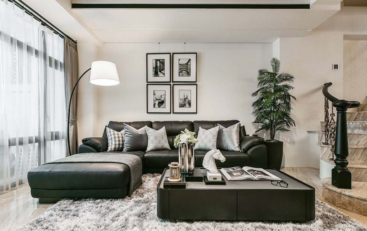 现代简约的家私选择，绝对的黑对比纯净的空间基底，搭配上抱枕、画作等软件装饰，空间的优雅氛围不言而喻。