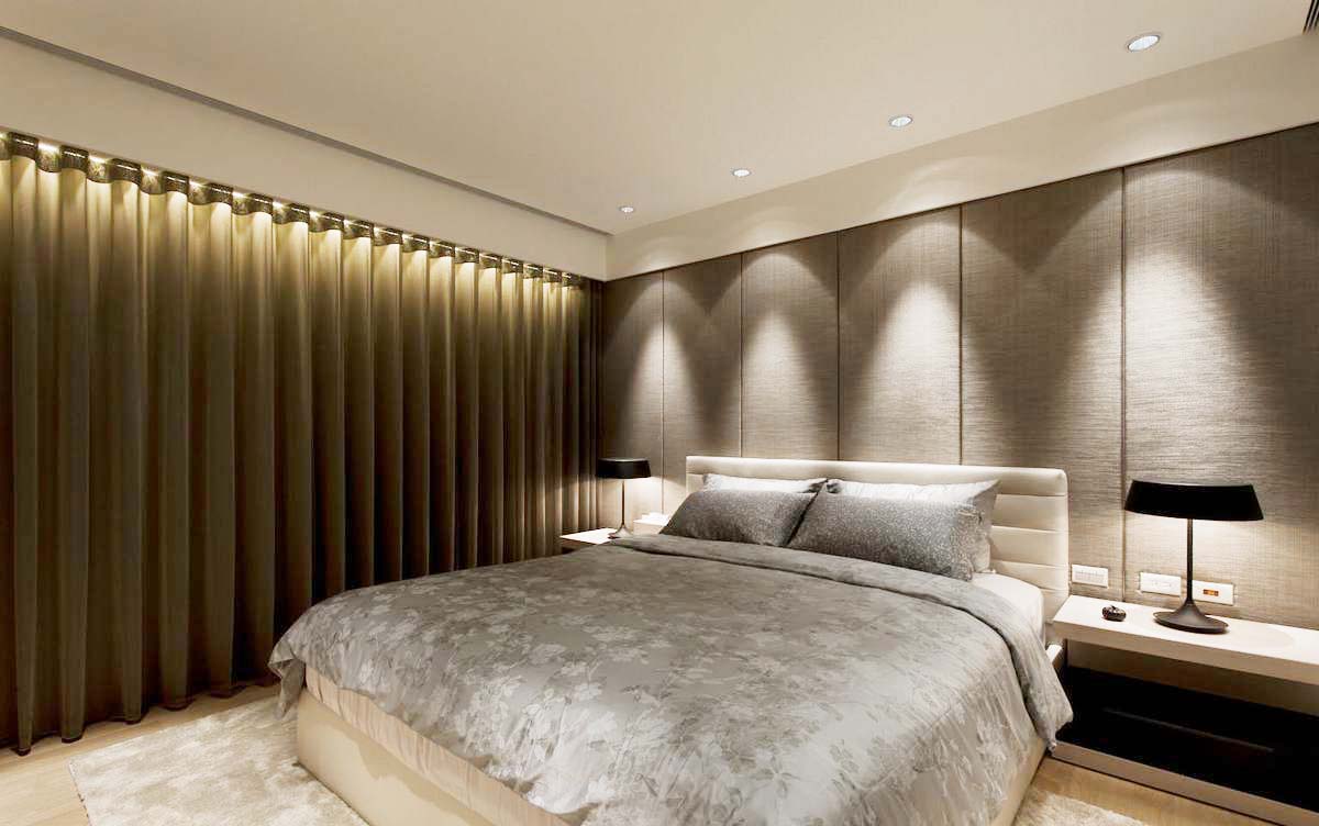 主卧采用深色的床头绷布，让私领域空间有种沉稳的宁静感。