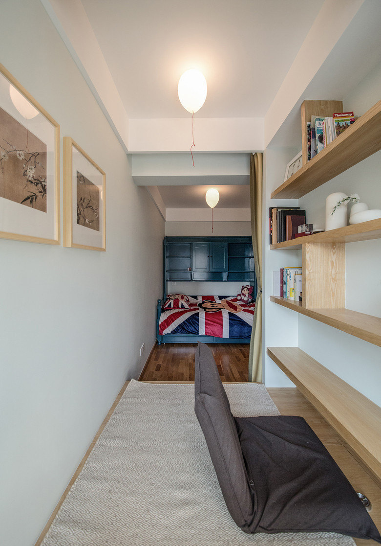 小房间分出一角作为榻榻米书房，提高了空间的利用率。