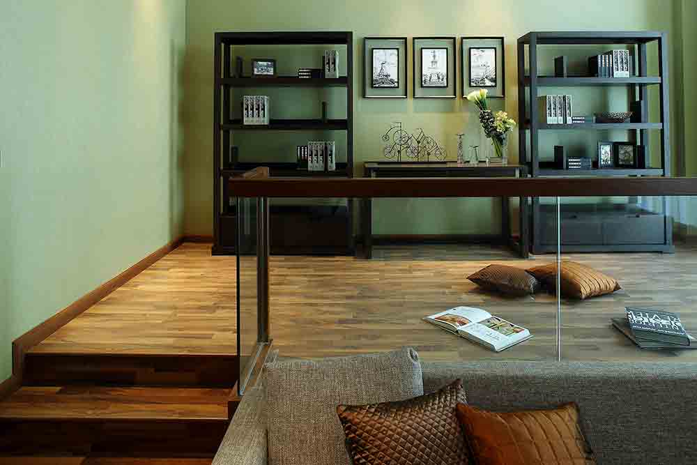 沙发后面规划出具收纳功能与阅读功能的区域，实用美观。