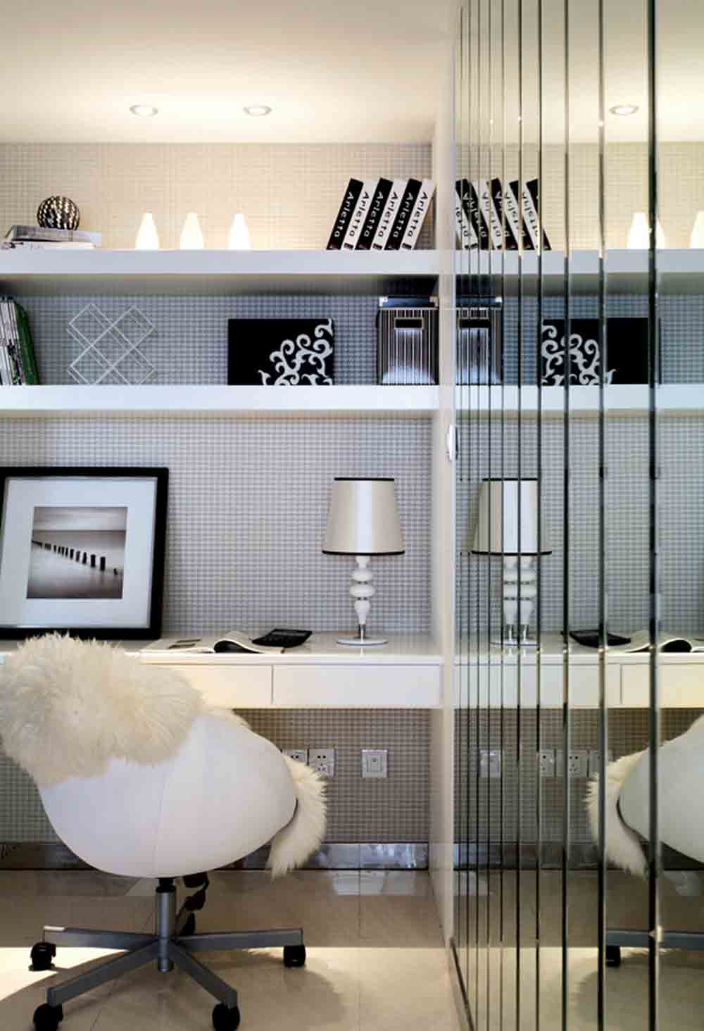 设计师在书房一侧规划镜面，提升了空间层次感，不会让人感觉压抑。