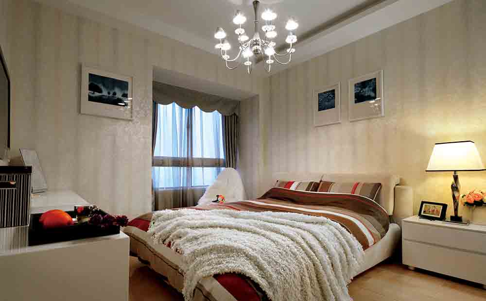 明亮温馨的卧室，简单放置三两幅挂画，就打造出这样舒适温馨都睡卧空间。