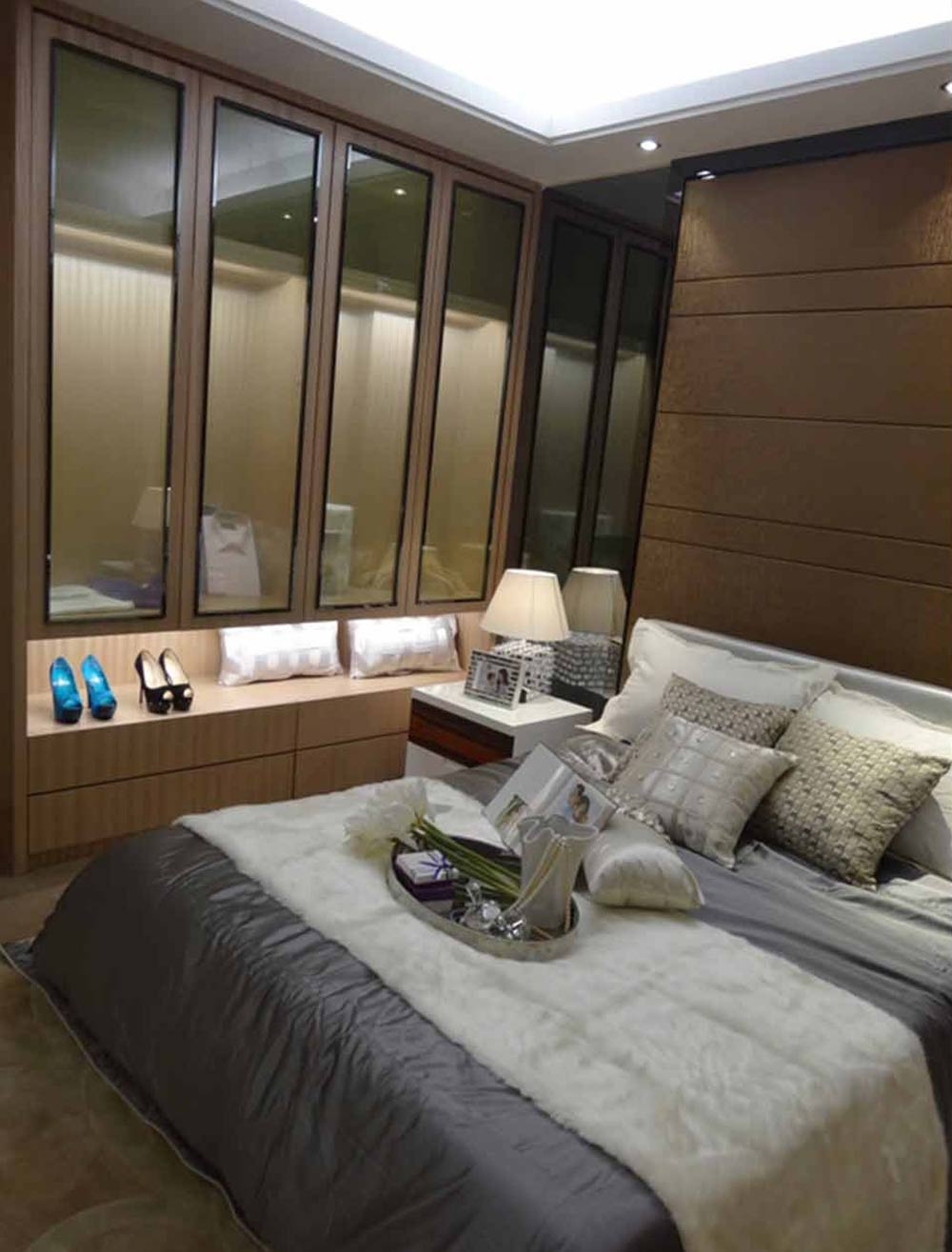质朴的卧室，床头立面，用原木色调铺设，加上简单的线条，将空间的自然感凸显。