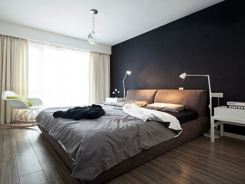卧室采用较深的色调，让氛围更加适合睡眠，灯光也是够用即可。