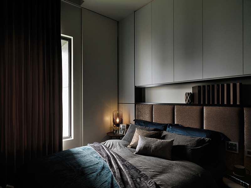 低调色感成就卧室的美学质感，借由角落一盏夜灯，照亮空间的柔美细节。