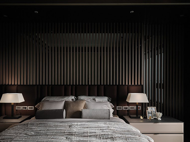 床头以格栅的视觉设计，隐约熏陶出静谧氛围。