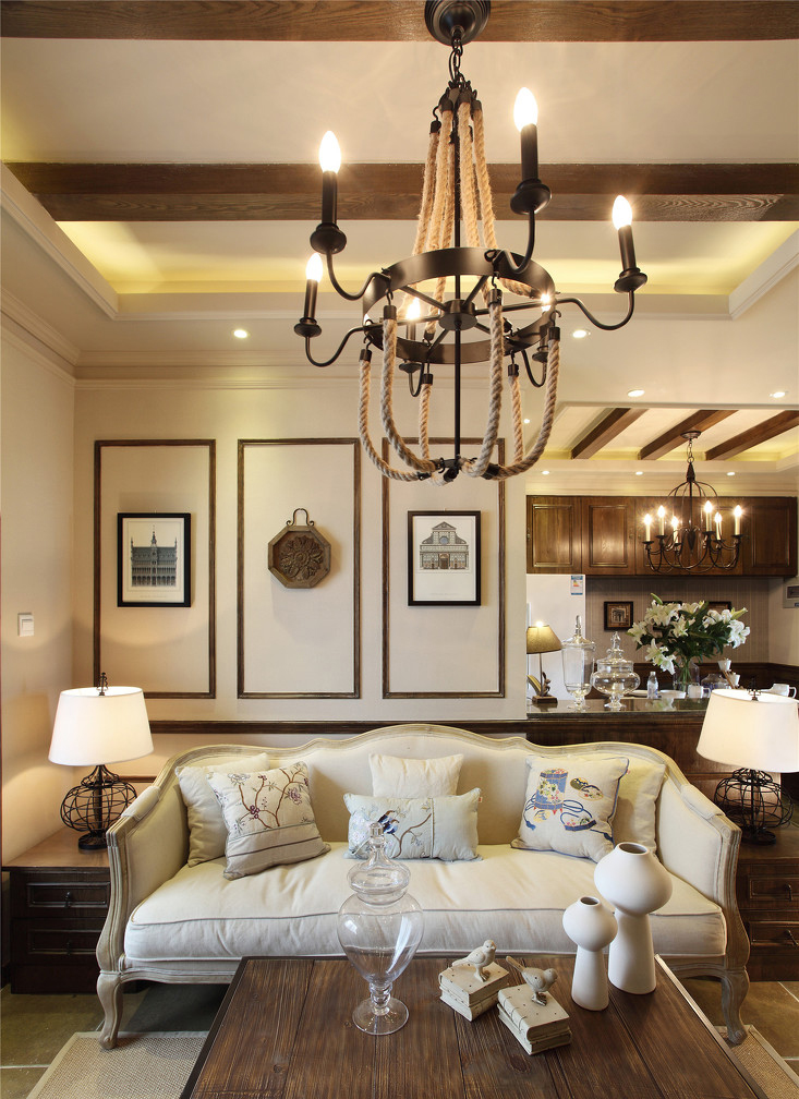 客厅的对称空间，在规则排列的挂画和沙发上体现得淋漓尽致！