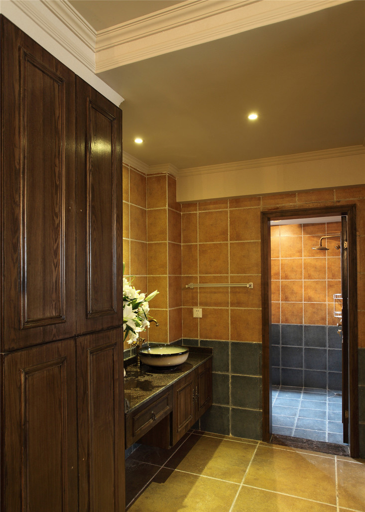 宽敞的洗手间瓷砖配色很牛仔，配上深棕的家具也是相得益彰。