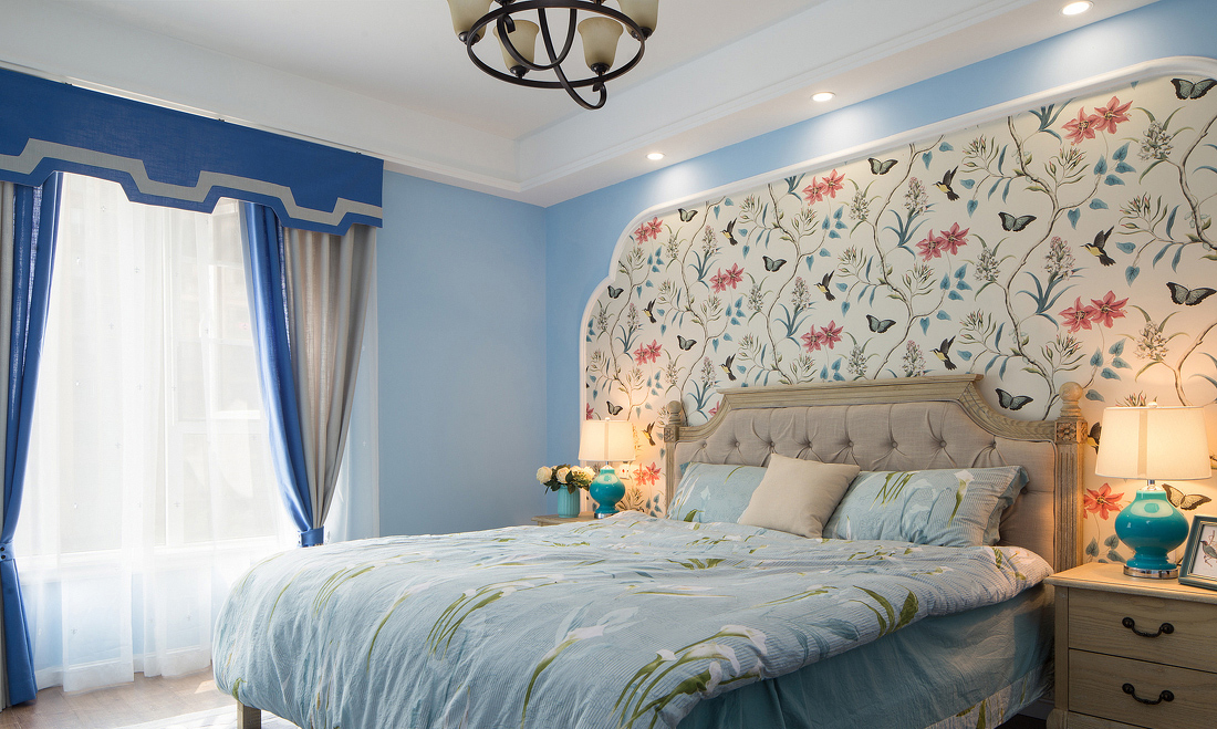 主卧就是蓝天下的花园。床头的蝴蝶花朵壁画，把整个房间的气氛烘托地活泼灵动。