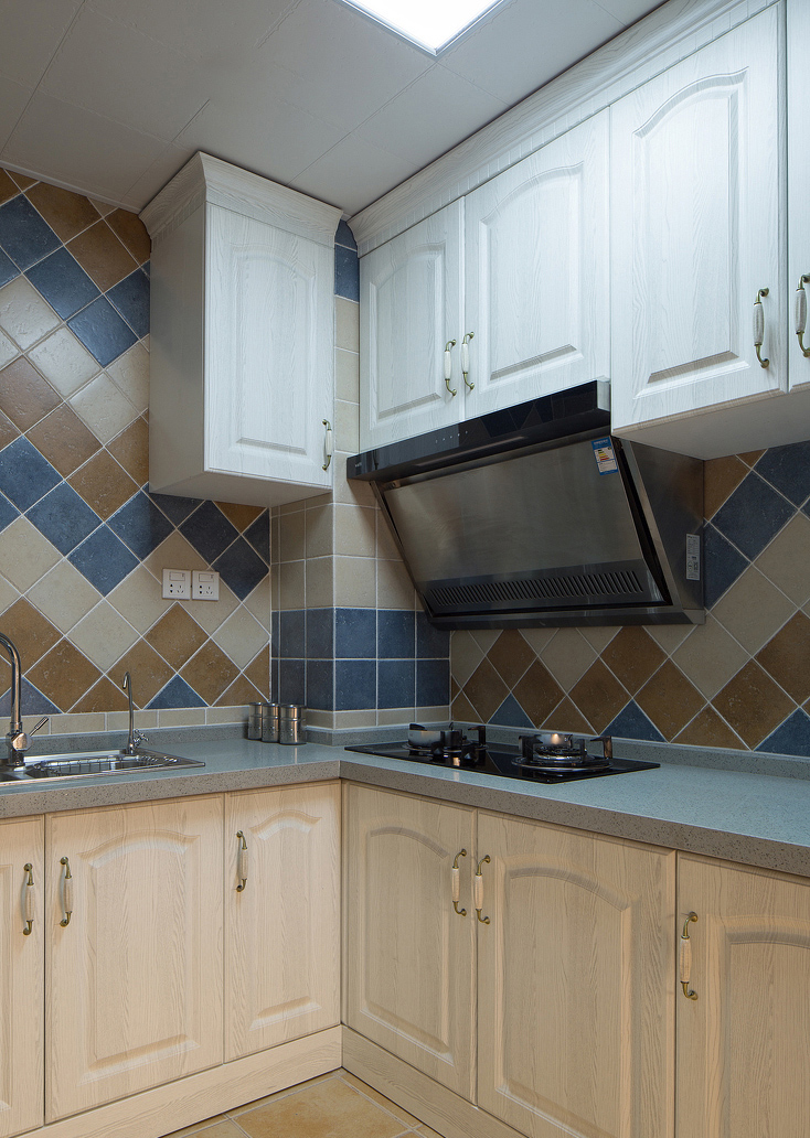 蓝色与棕色的瓷砖组合，将实用的厨房变得更内敛。