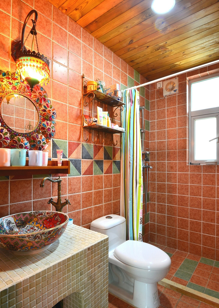 从用宝石镶嵌的环形镜子出发，到炫丽的洗手盆，再看木质的天花板，连洗手间都可以如此独特。