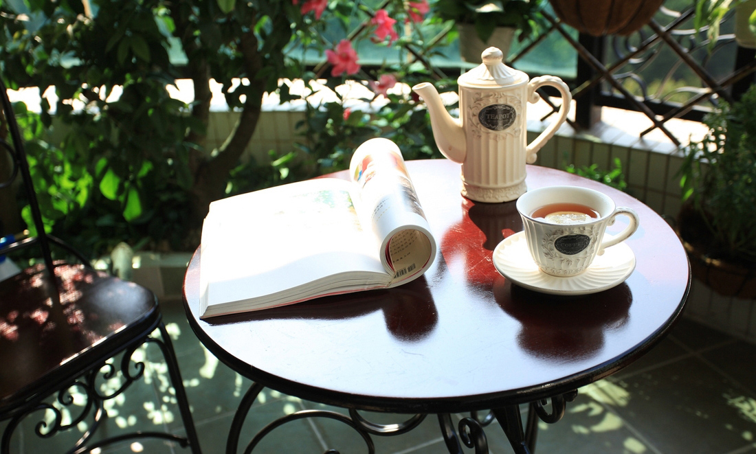 在种满花的小阳台，沏上一壶红茶，看一本小书，阳光恣意放肆。