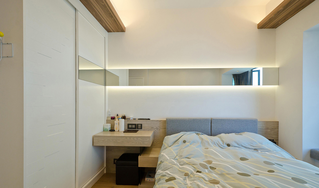 床头的折角玻璃设计，镜面反射的新奇把卧室变成了两个世界。