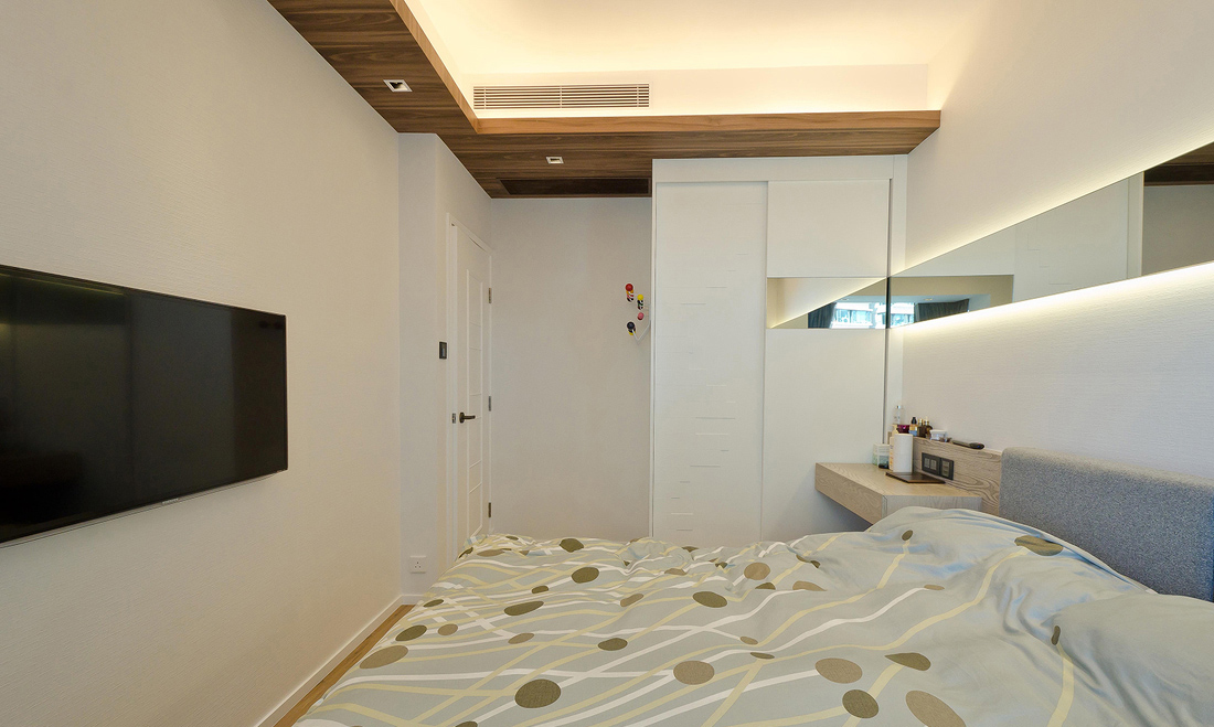 灰白的空间，用小细节处的色彩点缀，让本应呆板的卧室变得灵动起来。