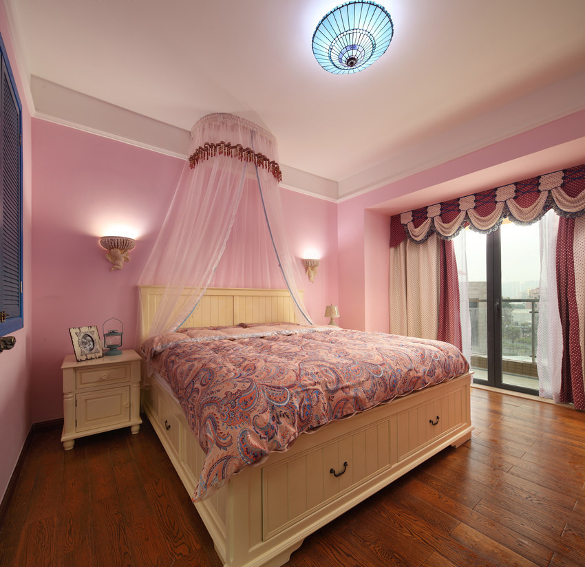 主卧的设计更像一个公主房。红色细节和复古地板的搭配，让卧室变得高贵奢华。尤其是纱制吊帘，朦胧中看见了粉红的世界。