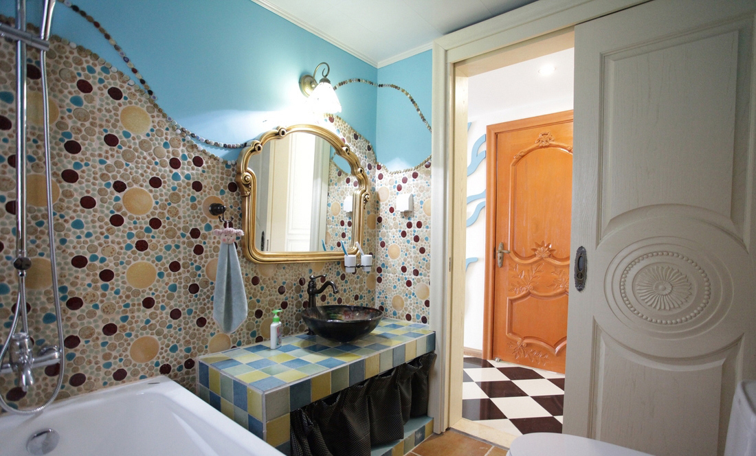 卫生间的异域风情的马赛克设计，让简单的洗手间都变得极具风情。