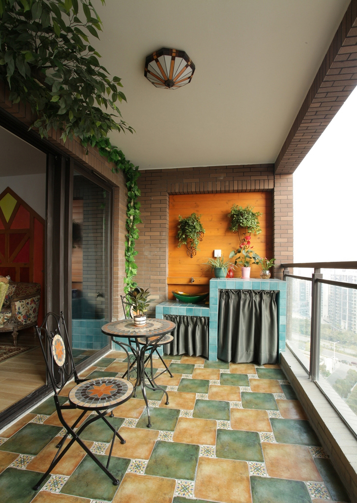 阳台的吊顶绿植和森林风情的地砖桌椅，好像是森林中一个隐秘的空间，分享着不同时刻的秘密。