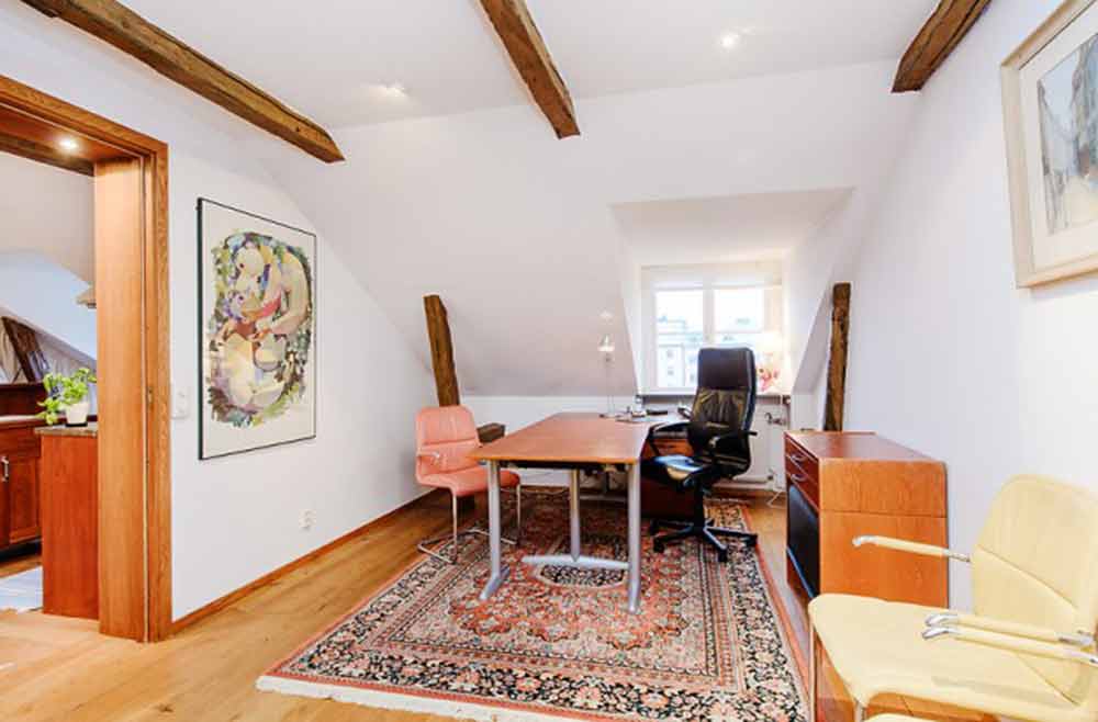 书房的另一边是舒适的转移和简洁大方的原木色书桌，搭配精致的地毯，整体低调华丽。