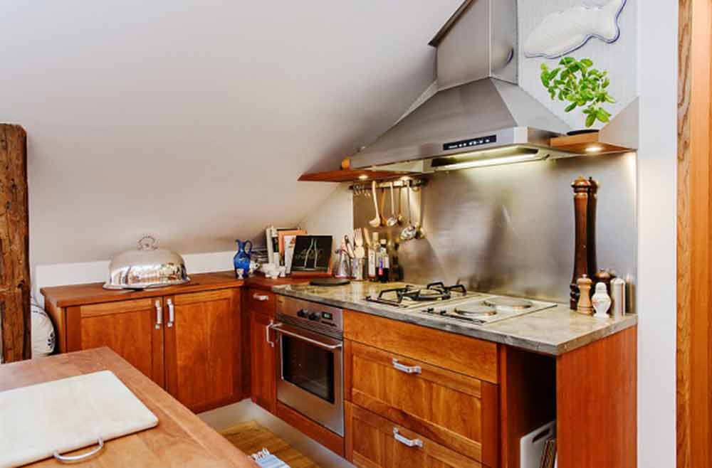 厨房的橱柜全部采用原木色家居，与地板以及房子整体风格融为一体。