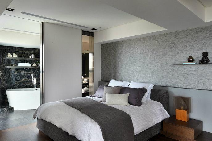 设计师将低调稳重的深灰邂逅淡雅的米色完美地结合，打造出一个令人简单舒适的睡卧空间。