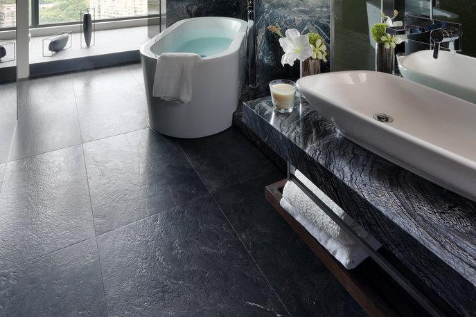 浴室是生活里最私密的空间，细致纹路的地板和简单的浴缸为屋主提供了释放压力的惬意空间。