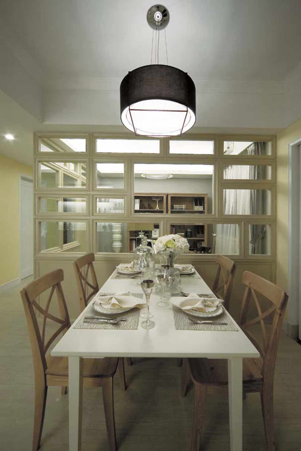 餐厅的设计淡雅文艺，深浅不同的家具设计丰富了空间的层次感。