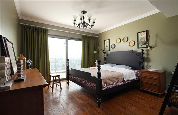 卧室设计得很简洁，橄榄绿窗帘和碎花床单让人感受大自然的气息。