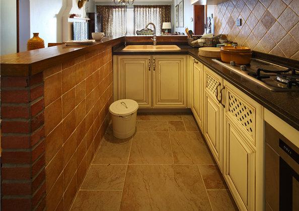 厨房的两侧采用冷暖色调相对比,让空间立体感更强，同时也显得更舒适。