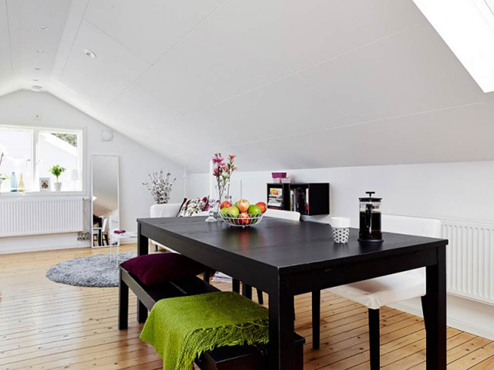 虽然房子整体是白色调，但餐桌及凳子却是深色的，色彩分明，简洁大方。