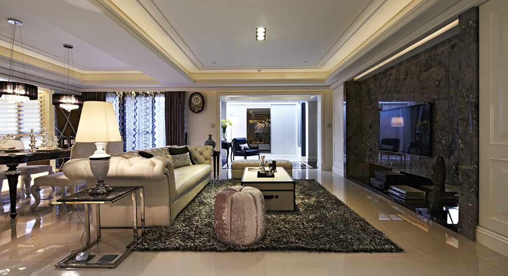 简欧风格的客厅精致典雅，金属线条搭配灰色长毛地毯，灰色大理石墙面大气不浮夸。