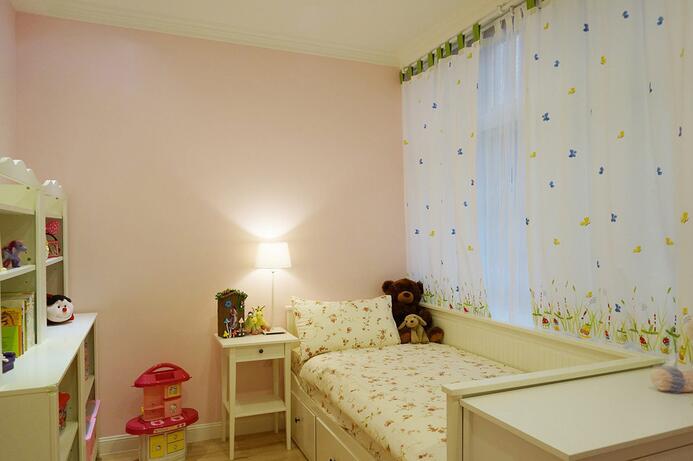 在窗帘和床单的选择上，袭来一阵粉色柔和的淡淡浪漫风。