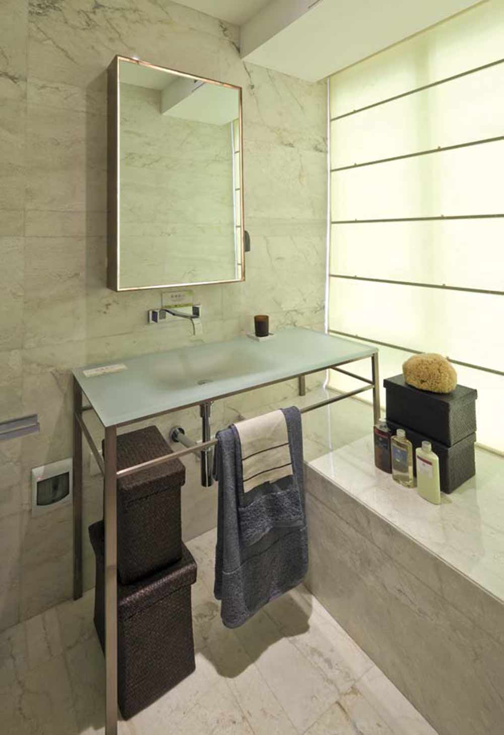 卫生间的镜子兼具收纳功能，洗手池和毛巾架融为一体，实用方便又节省空间。