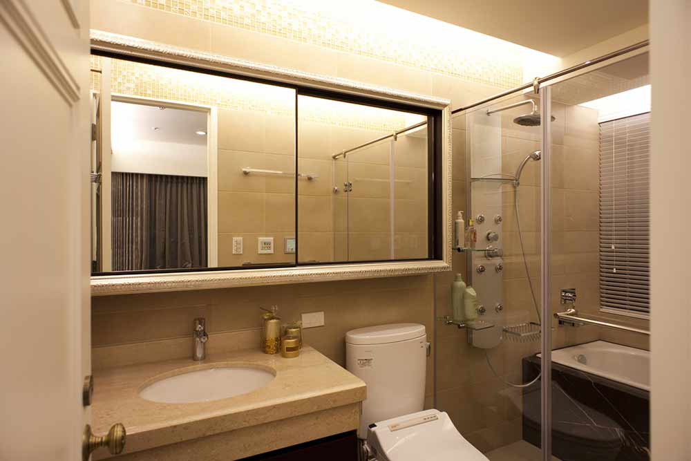 卫生间面积不大但布局紧凑，镜子背面的收纳柜增加了卫生间的储物空间。