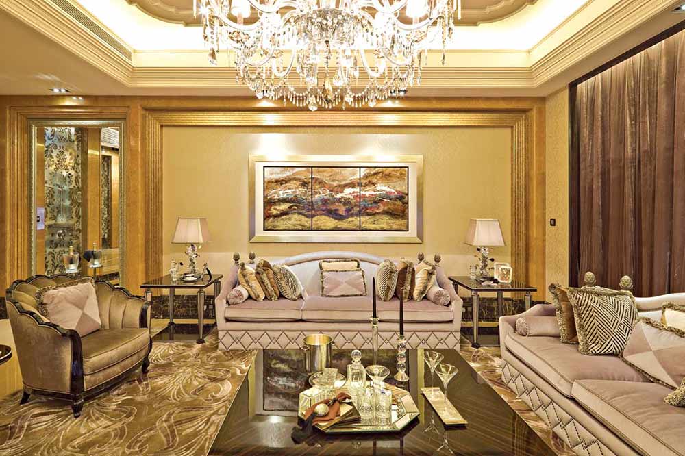 金色的装饰让小会客厅变得富丽堂皇，浅灰色的沙发搭配金色的抱枕，起到整体呼应，承上启下的作用。