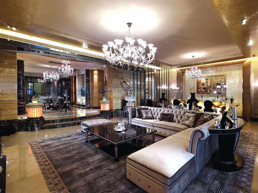 客厅的地毯设计在增加美观性的同时可以防止沙发、茶几灯家具“乱跑”。