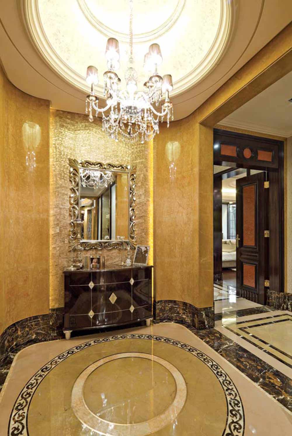 设计师利用华丽的古典欧式设计，将别墅装修的奢华大气。水晶吊灯、罗马柱、复古雕花等元素的应用让这个原本就华丽的空间更显奢华。