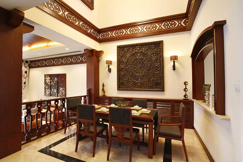 餐厅墙壁以大面积方形实木木雕装饰，显得庄重富有质感。