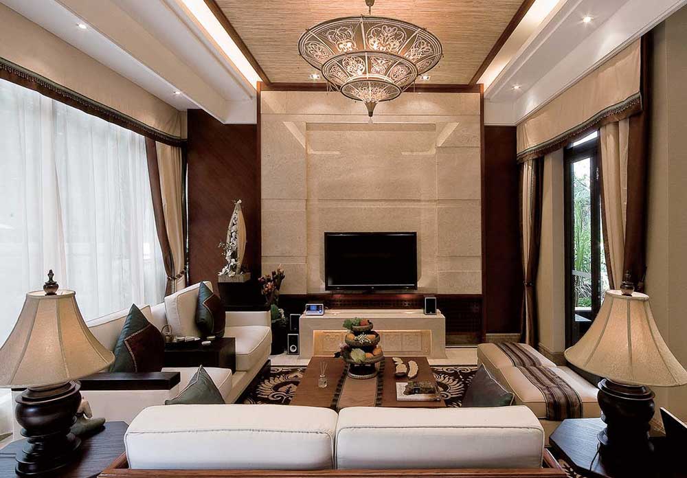客厅背景墙由米色大面积方形大理石装饰，与客厅里米色沙发、窗帘形成呼应，典雅别致。