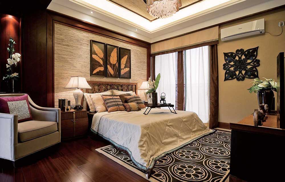 卧室背景墙由三块工艺装饰画组合而成，另一侧墙壁上有方形镂空木雕装饰，妙趣横生。