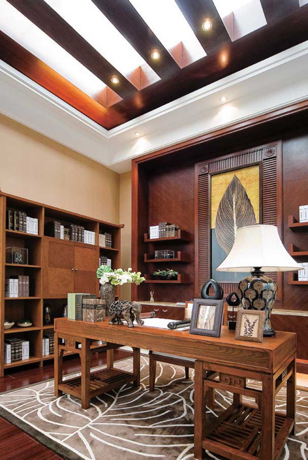 书房里的书桌、书架以及背景墙全由木质家居装饰，古色古香。另外书房的房顶由玻璃铺设，极大的改善了采光条件。