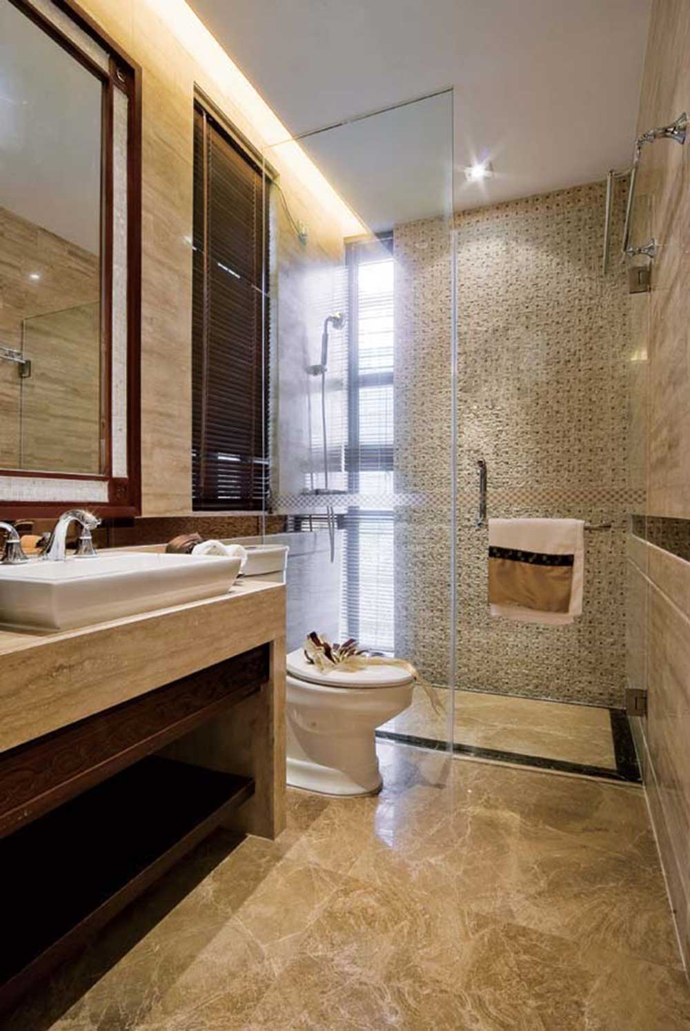 卫生间的马赛克与瓷砖全部采用米黄色，与置物架、百叶窗呼应。