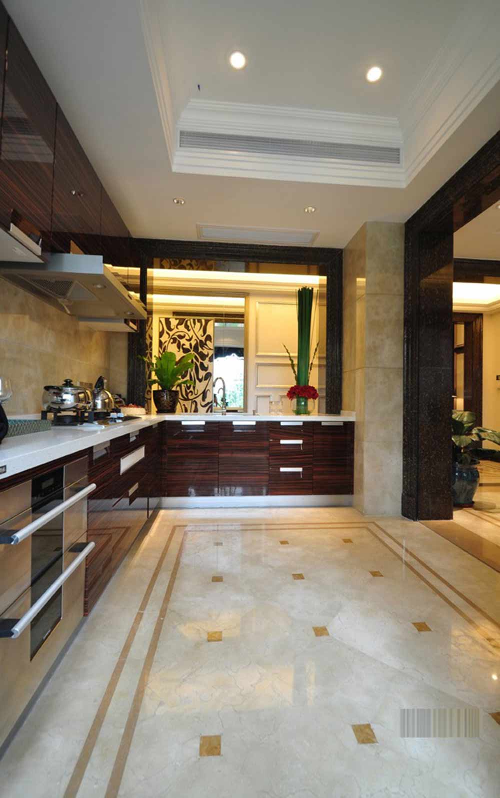 厨房设计以简单实用为主，原木色的橱柜保持了整体的奢华风格。