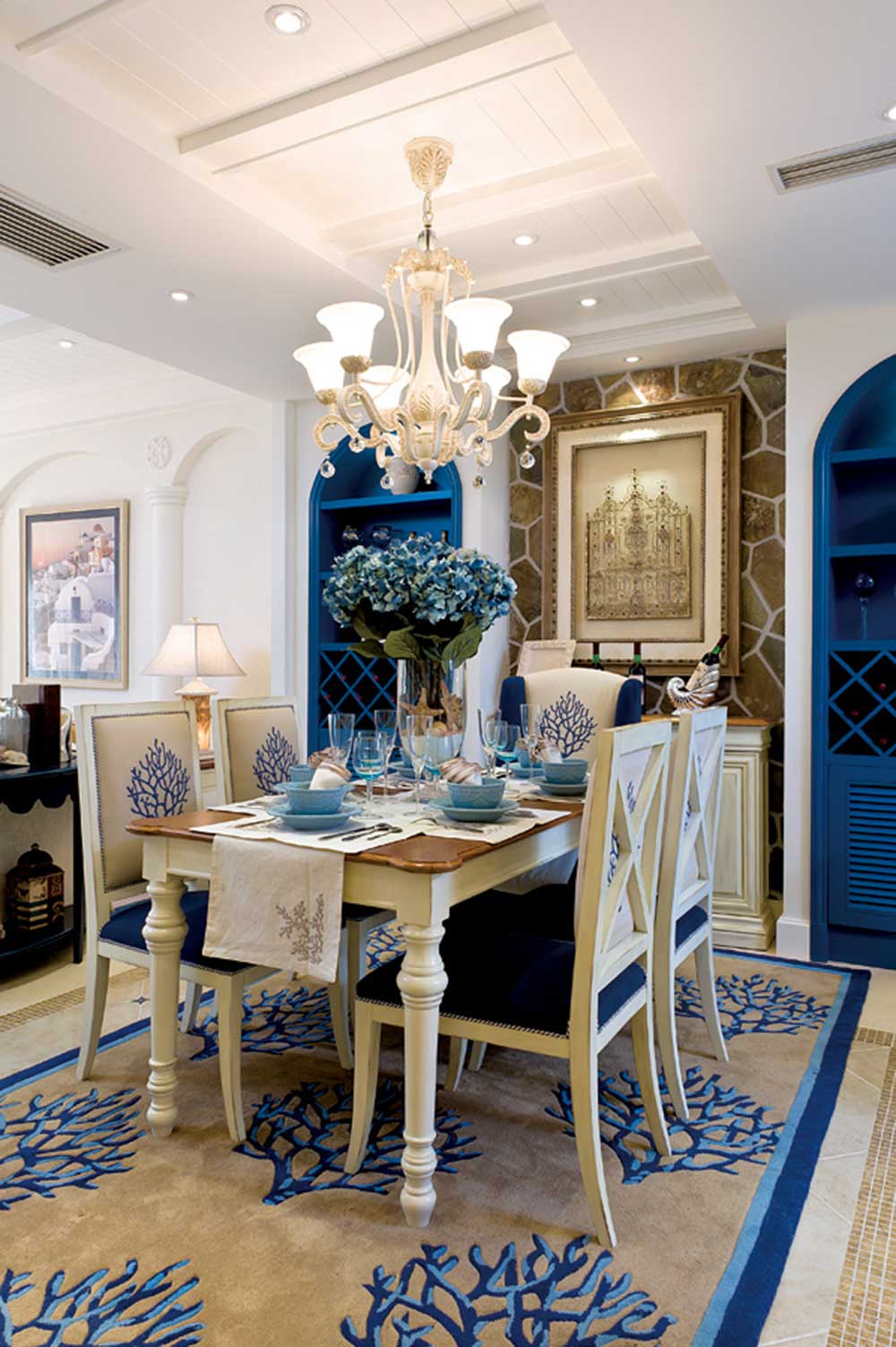 餐厅两侧蓝色拱形的装饰柜兼具收纳功能，蓝色和米色相互交融组成浪漫的地中海乐章。