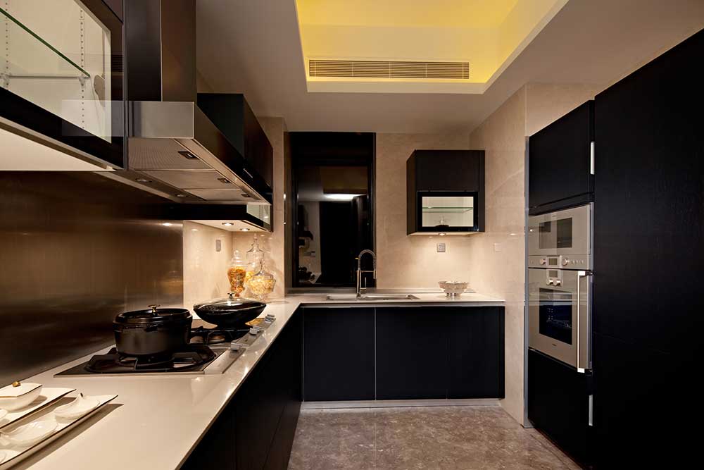厨房整体设计以方便实用为主旨，黑色的整体橱柜搭配米色台面，十分大气。