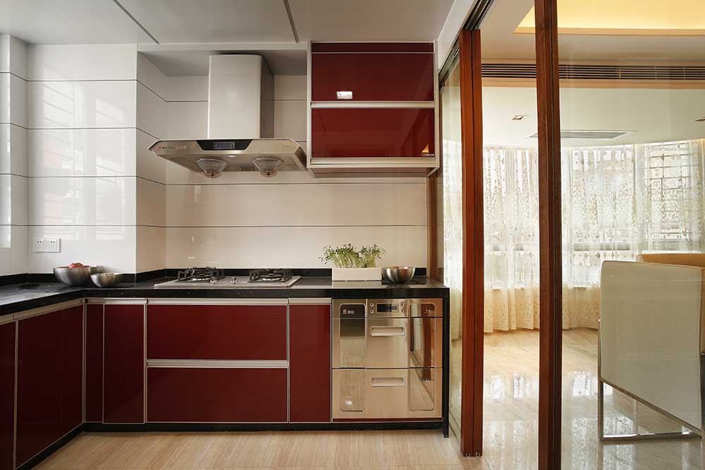 红色的厨房橱柜与整个房屋金色色系呼应，彰显主人热情大方的富贵气质，黑色大理石台面不易脏，好打理。